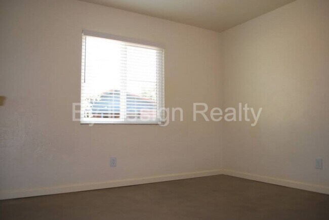 Building Photo - Recently Updated - 3 Bed 2 Bath - Large Ga...