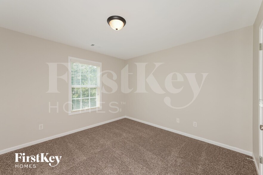 Building Photo - 6275 Cove Creek Dr