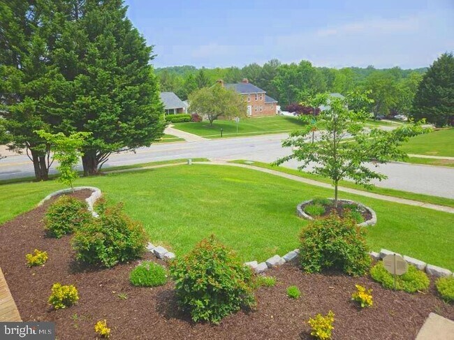 Building Photo - 911 Hedgerow Ct
