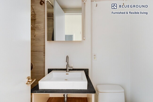 Building Photo - 515 W 47th St