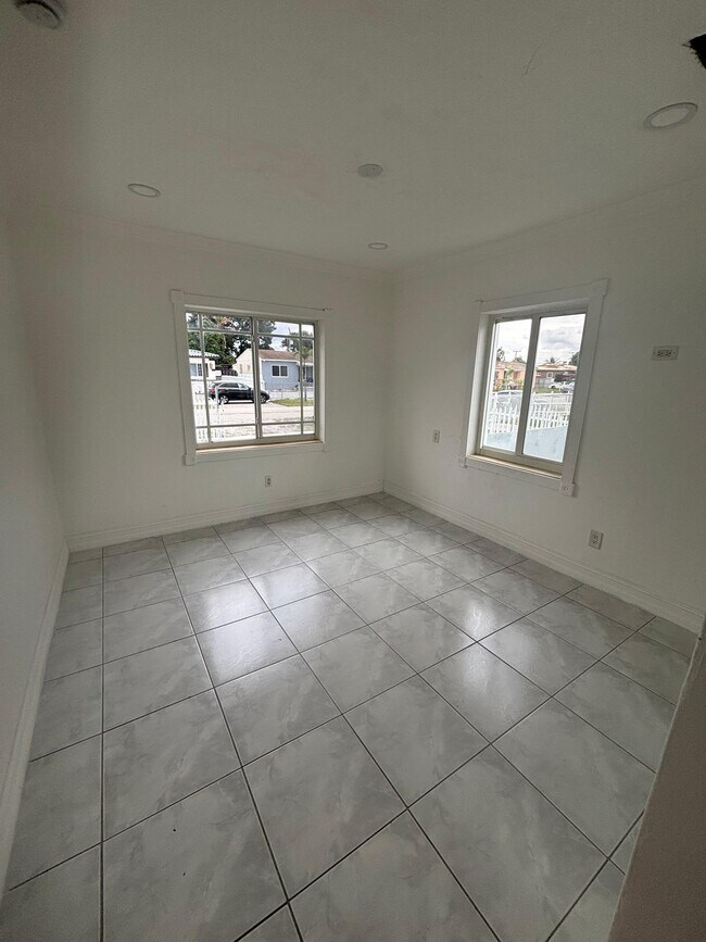 Building Photo - 250 E 34th St