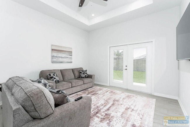 Building Photo - 18 S Bay Hill Dr