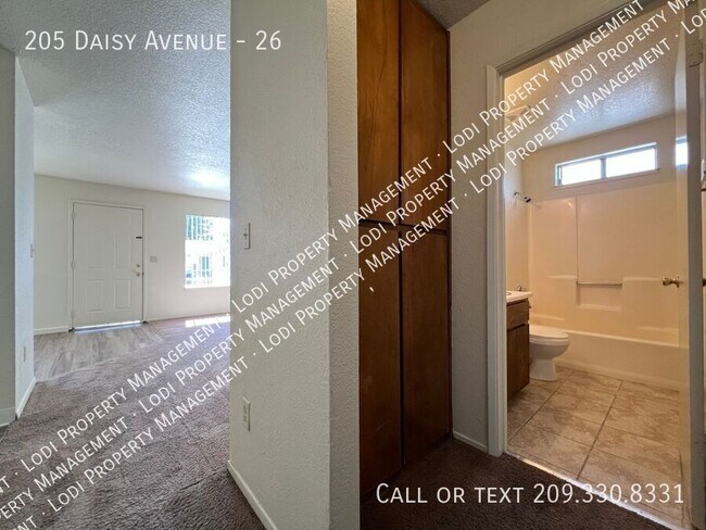 Building Photo - 205 Daisy Ave