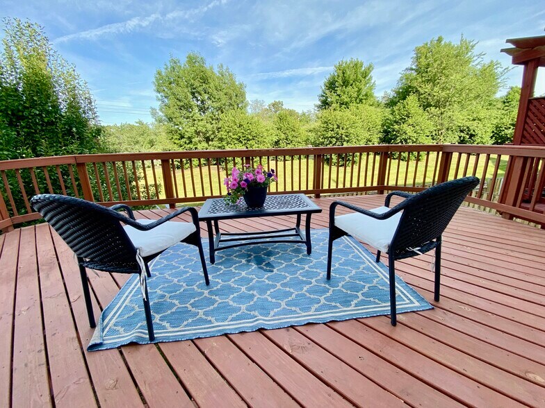 Tree Top Views - 810 Revelstore Ter NE