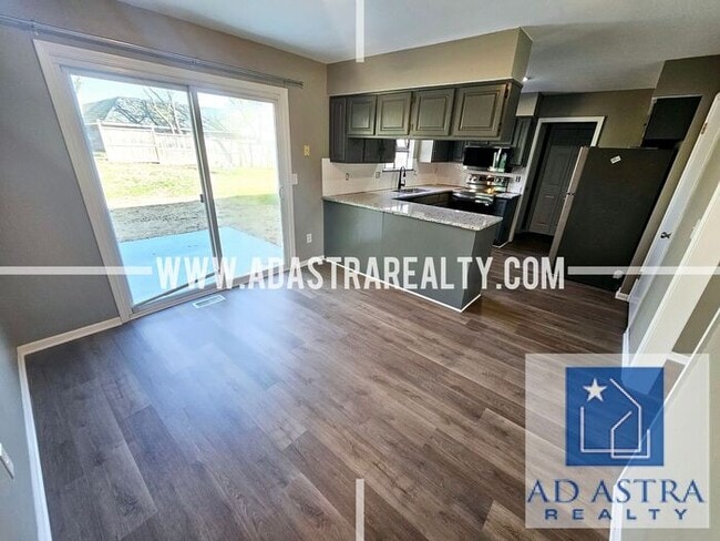 Building Photo - Very Nice 3 Bedroom 2 Bath Duplex in Overland Park-Available in JUNE!!