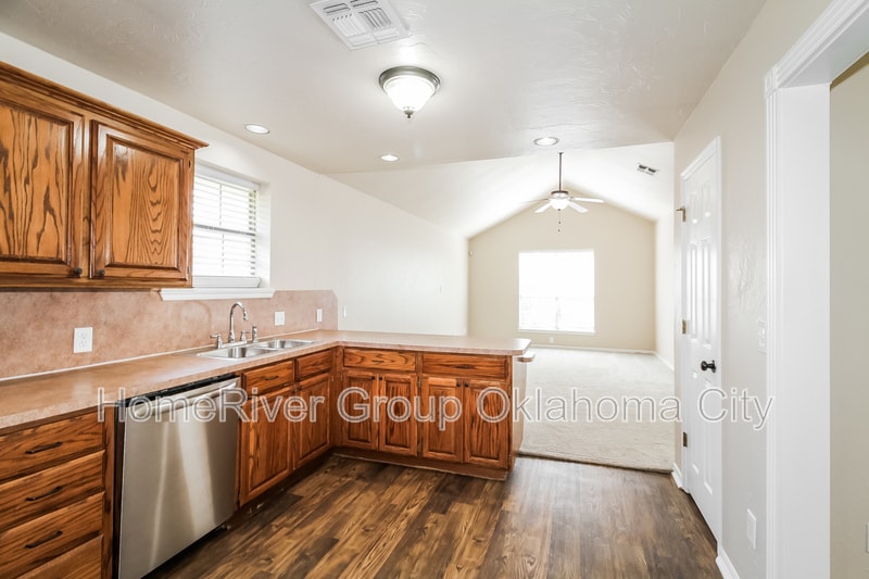 Building Photo - 2521 Ridgewood Dr