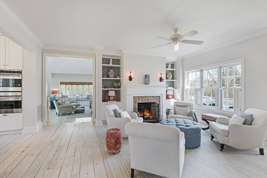 Building Photo - 121 Post Ln