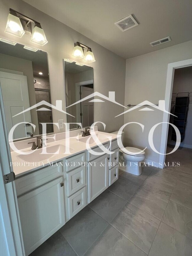 Building Photo - Spacious Townhome available in Spartanburg's East Side