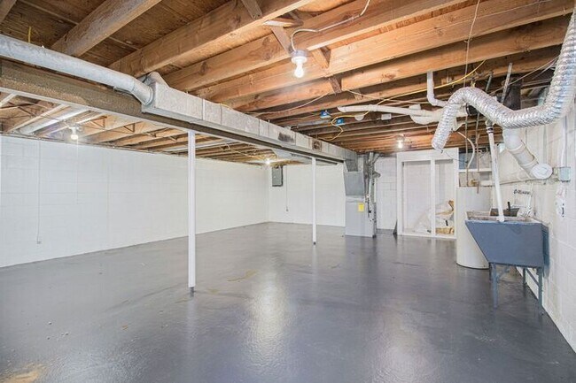 Building Photo - $300 of your move in before October! $1199- 2-bedroom duplex with spacious basement!