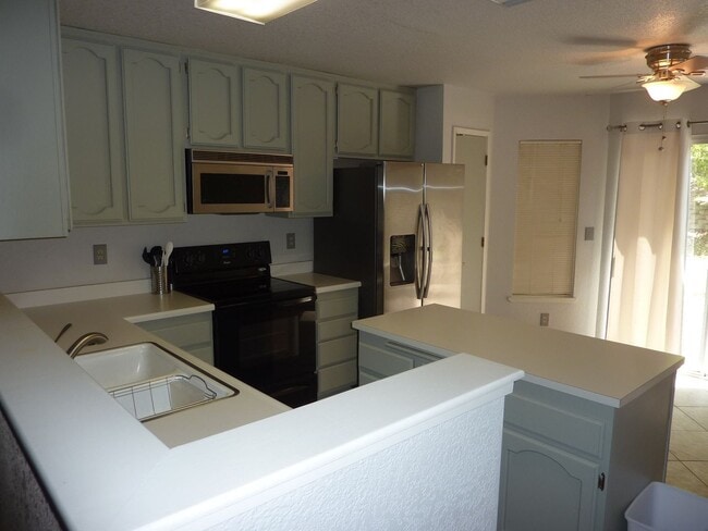Building Photo - Duplex Unit w/ Attached Garage, Fenced Yard - Laminate Flooring