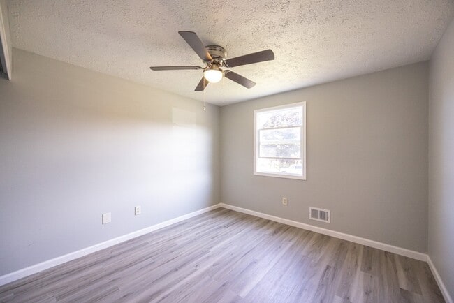 Building Photo - 202 Spring Tree Ln