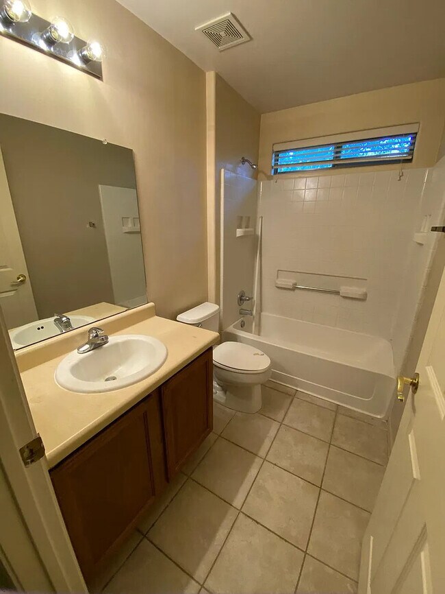 Building Photo - HOUSE FOR RENT