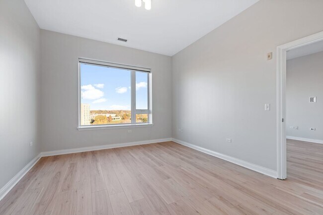 Building Photo - 850 Village Center Dr