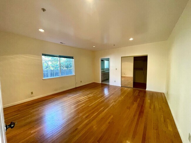 Building Photo - Spacious 3 Bedroom House