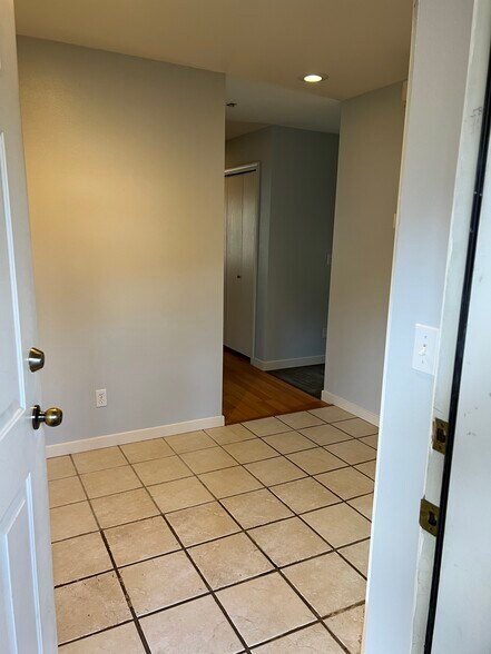 Building Photo - 8207 N Ridgewood Dr