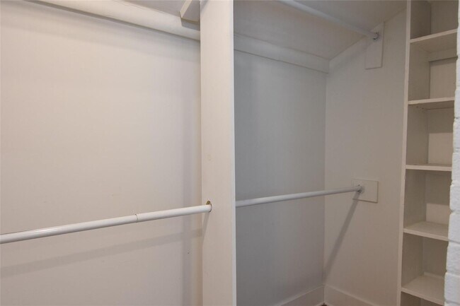 Building Photo - Darling 2 bedroom 1 bath brick cottage Tudor.