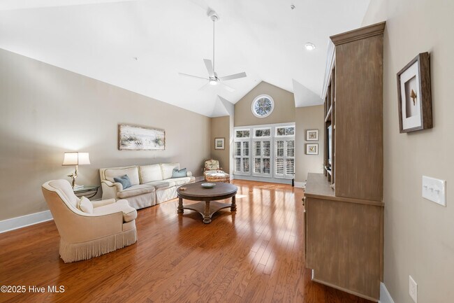 Building Photo - 2537 St James Dr SE