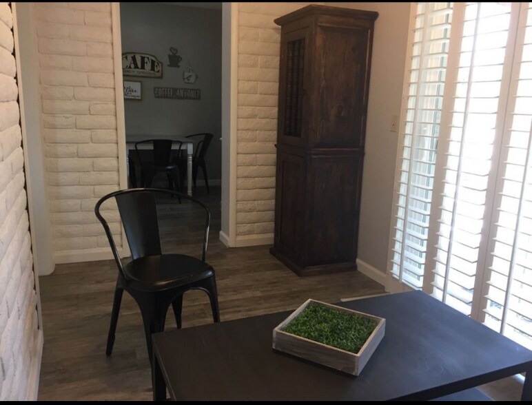 Building Photo - 1628 W Lindley Dr