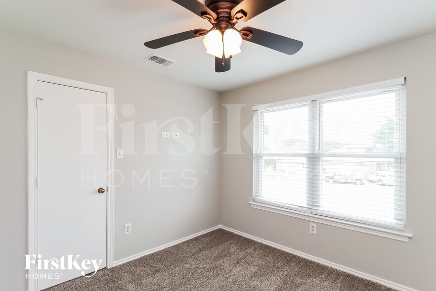 Building Photo - 1105 Carrington Ct