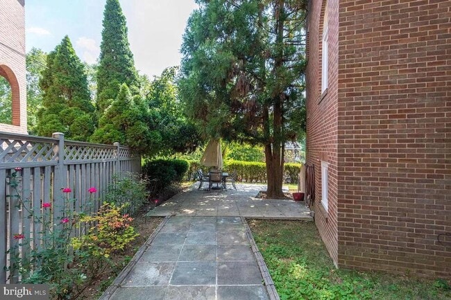 Building Photo - 4611 Charleston Terrace NW