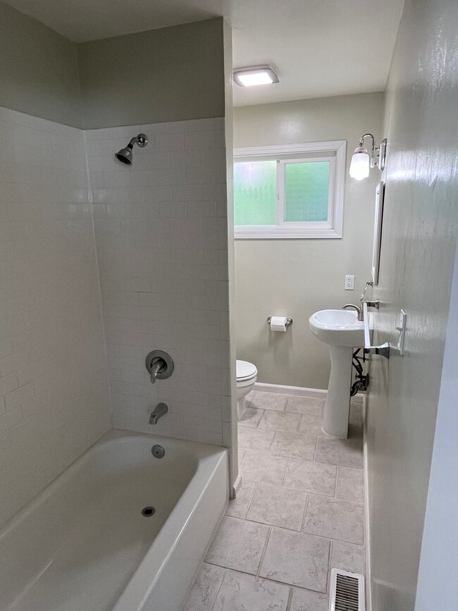 Building Photo - BEAUTIFUL UPDATED HOME IN EAST SAC!!