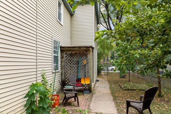 Building Photo - 206 E 27th St