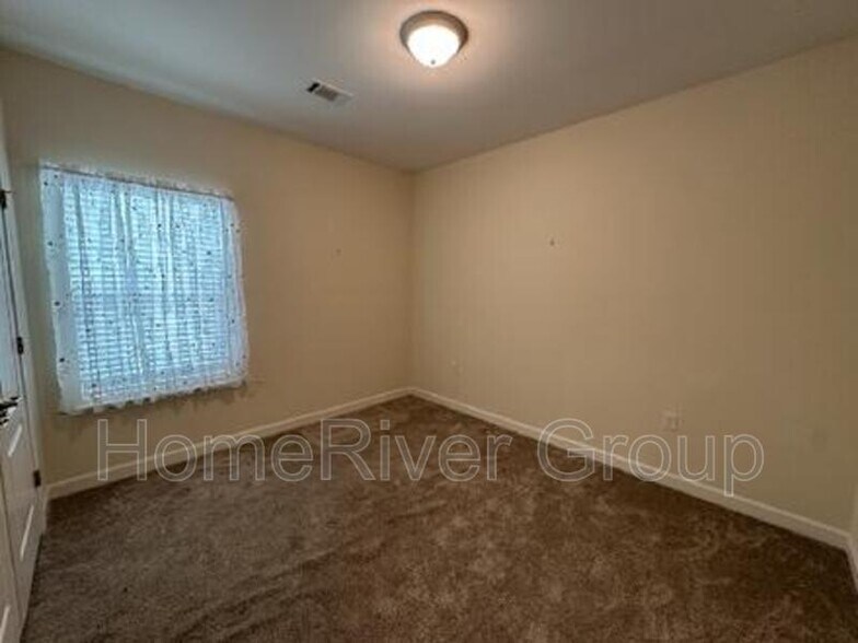 Building Photo - 3909 Throne Ct