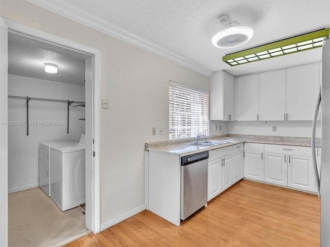 Building Photo - 1361 Cottonwood Cir