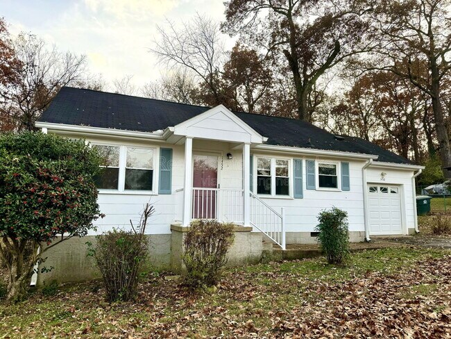 Building Photo - 1452 Elm St