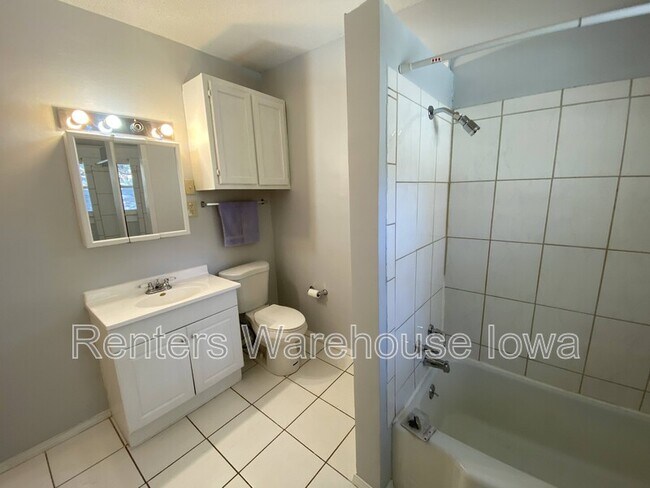 Building Photo - 1622 E 8th St