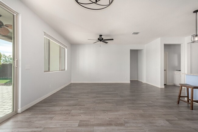 Building Photo - Move-In Ready Home with Verrado Amenities!