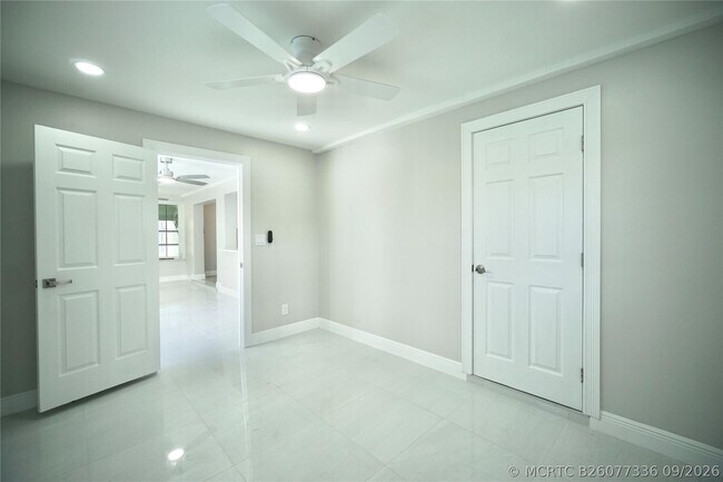 Building Photo - 917 SE 15th Ct