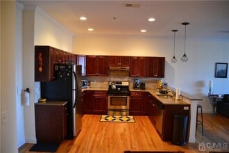 Building Photo - 547 Sayre Ave