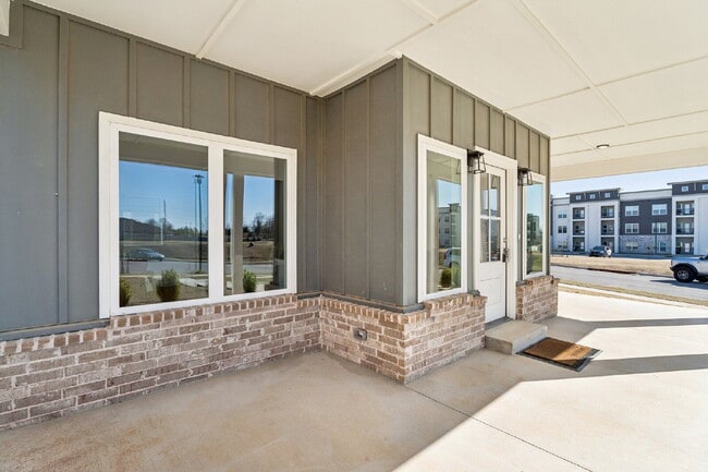 Building Photo - Fully Furnished 4 Bedroom + Bonus Room