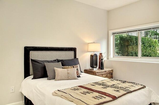 Building Photo - Queen Anne Townhome