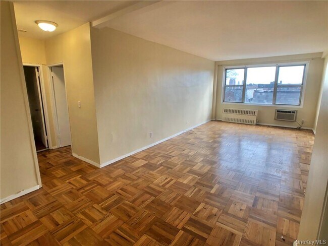 Building Photo - 10 Lake St