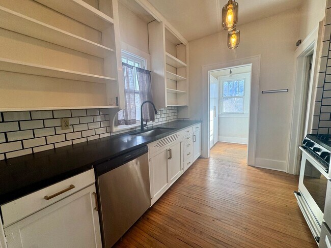 Building Photo - **AVAILABLE NOW** Centrally located 3-bedroom 2-bath