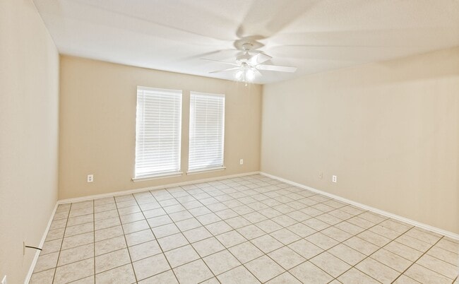 Building Photo - Duplex for lease with private backyard