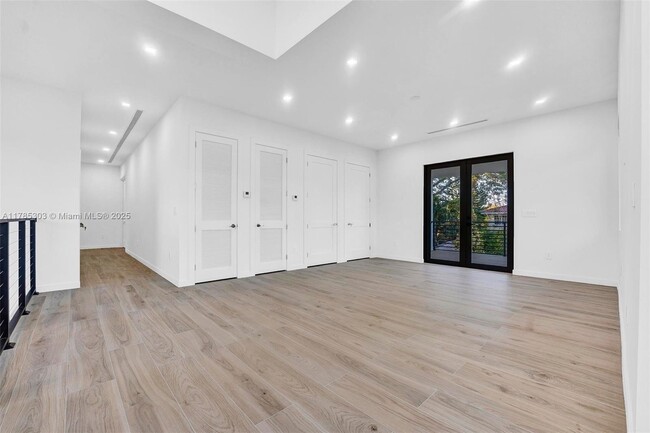 Building Photo - 6401 SW 84th St