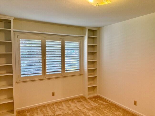 Building Photo - 3057 Carleton Pl