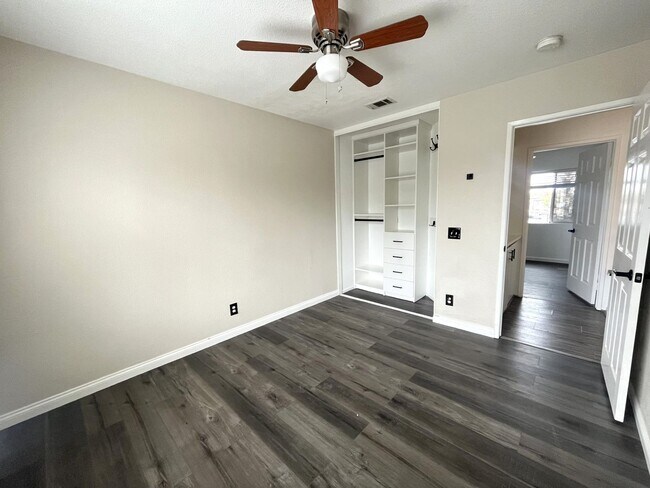 Building Photo - 4 bedroom, 2.5 bathroom home in a gated Riverside community!