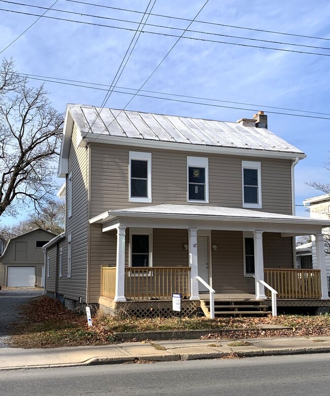 Building Photo - Newly renovated 4 bed/2.5 bath single fami...