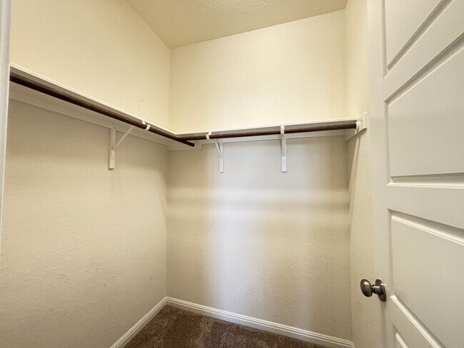Building Photo - Beautiful 4-Bedroom Home with Free Communi...