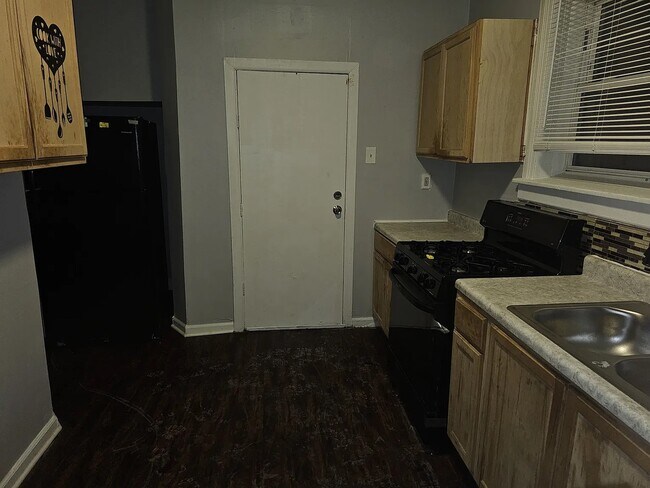 Building Photo - 7545 S May St