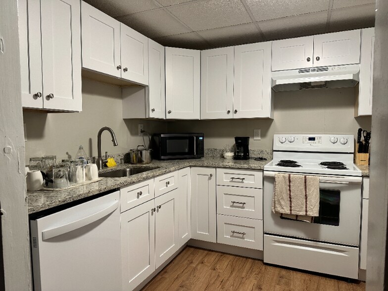 Building Photo - 34 Brook St