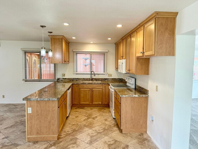 Building Photo - 2601 E Cinnabar Ave