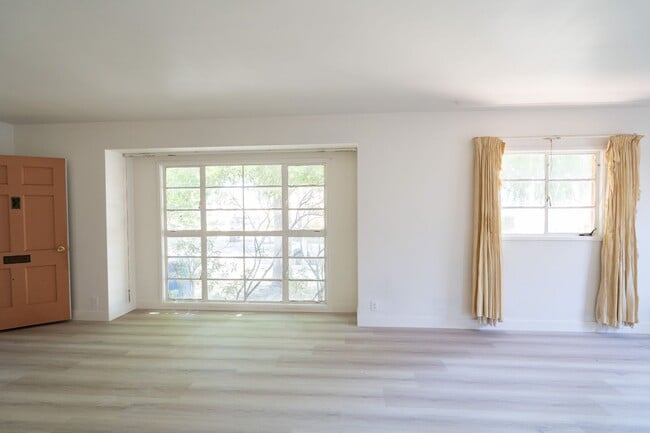 Building Photo - Beautiful 3 Bedroom/ 2 Bath Home $3,595/ Mo.