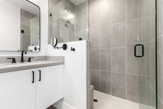 Building Photo - 164 E Lexington Ave