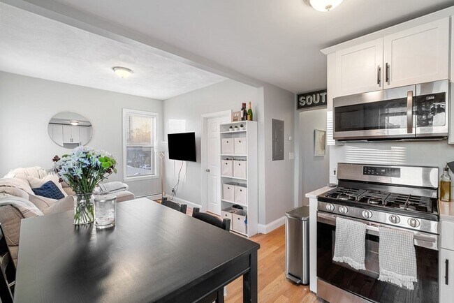 Building Photo - 473 E 5th St