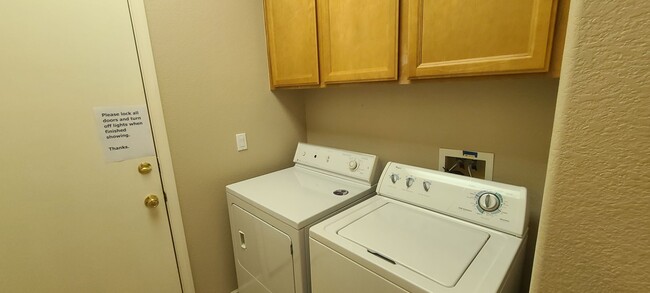 Building Photo - HALF OFF ONE MONTH RENT IF APPROVED AND MO...